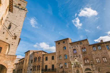 İtalya 'nın Toskana bölgesindeki San Gimignano Piazza della Cisterna' daki ortaçağ binalarının manzarası