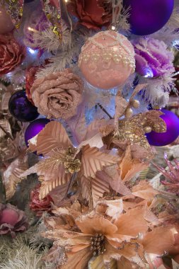 Bir sürü renkli süslemeli Noel ağacı ayrıntıları