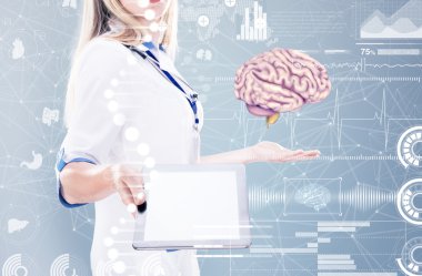 Double Exposure, Doktor tutan insan organları (beyin) ve tablet, gri arka plan.