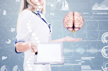 Double Exposure, Doktor tutan insan organları (beyin) ve tablet, gri arka plan.