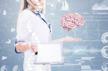 Double Exposure, Doktor tutan insan organları (beyin) ve tablet, gri arka plan.