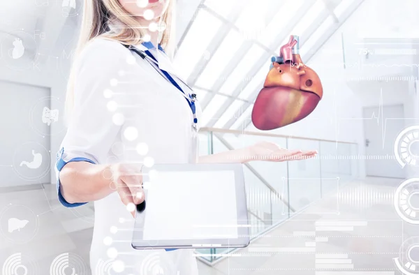 Врач с двойным воздействием держит в больнице человеческие органы (сердце) и таблетки — стоковое фото