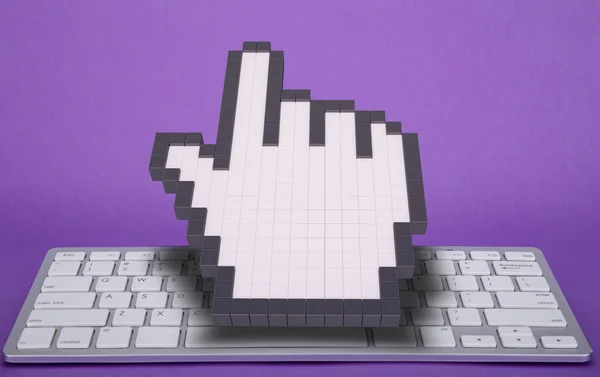 Clavier d'ordinateur sur fond violet. signes informatiques. Rendement 3D. Illustration 3D . — Photo