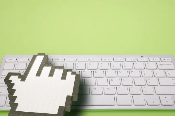 Комп'ютерна клавіатура на зеленому фоні. комп'ютерні знаки. 3D візуалізація. 3D ілюстрація . — стокове фото