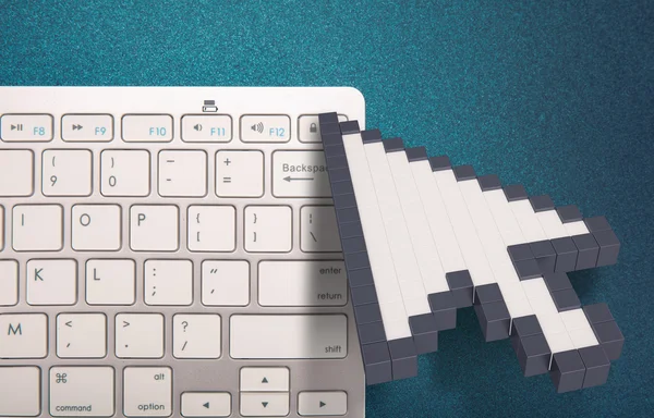 Комп'ютерна клавіатура на синьому фоні. комп'ютерні знаки. 3D візуалізація. 3D ілюстрація . — стокове фото