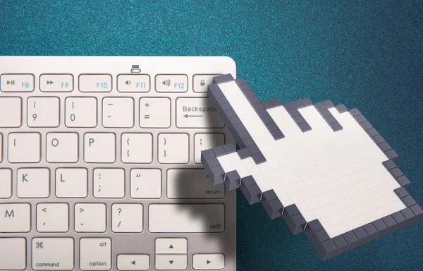 Clavier d'ordinateur sur fond bleu. signes informatiques. Rendement 3D. Illustration 3D . — Photo