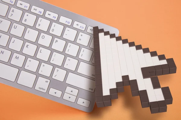 Het toetsenbord van de computer op een oranje achtergrond. computer tekenen. 3D-rendering. 3D illustratie. — Stockfoto