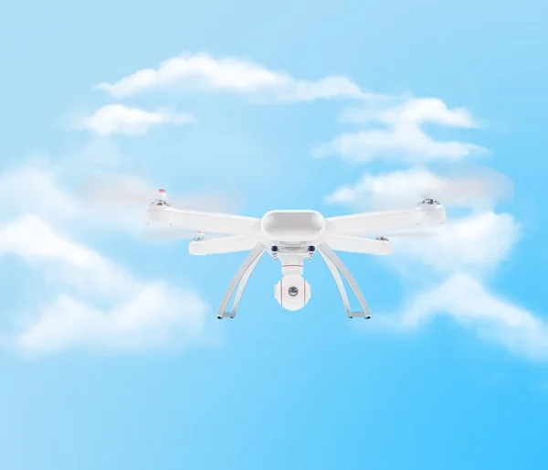 现代白色无人机在明亮的蓝色天空盘旋。3d . — 图库照片