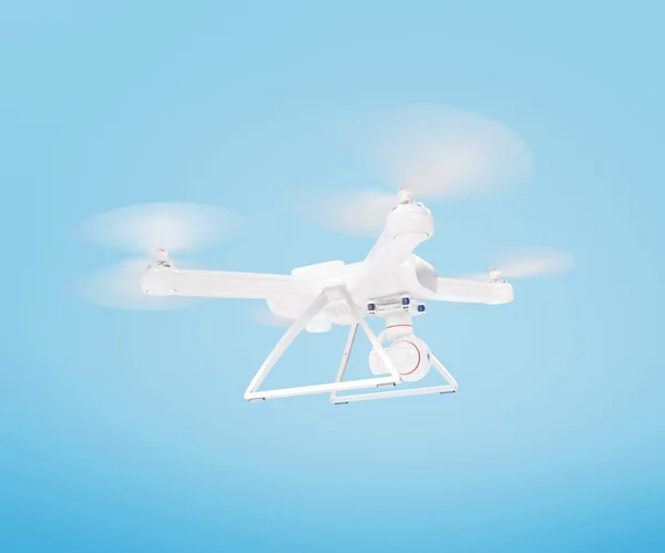 Drone blanco moderno flotando en un cielo azul brillante. 3D  . —  Fotos de Stock