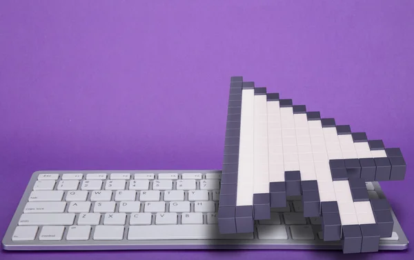 Комп'ютерна клавіатура на фіолетовому фоні. комп'ютерні знаки. 3D візуалізація. 3D ілюстрація . — стокове фото