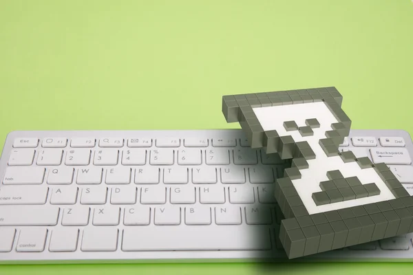 Clavier d'ordinateur sur fond vert. signes informatiques. Rendement 3D. Illustration 3D . — Photo