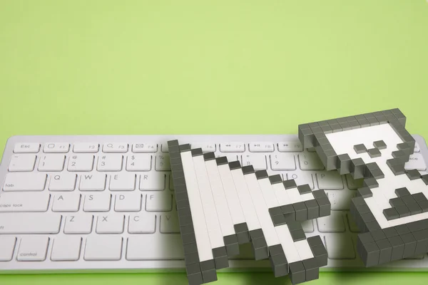 Комп'ютерна клавіатура на зеленому фоні. комп'ютерні знаки. 3D візуалізація. 3D ілюстрація . — стокове фото