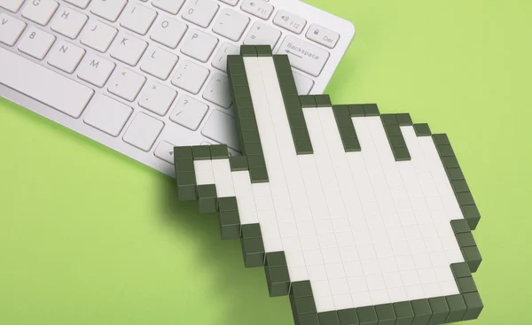 Клавиатура компьютера на зеленом фоне. компьютерные знаки. 3D рендеринг. 3D иллюстрация . — стоковое фото
