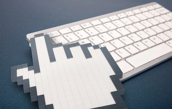 Клавиатура компьютера на синем фоне. компьютерные знаки. 3D рендеринг. 3D иллюстрация . — стоковое фото