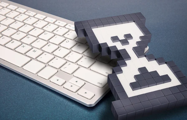 Комп'ютерна клавіатура на синьому фоні. комп'ютерні знаки. 3D візуалізація. 3D ілюстрація . — стокове фото