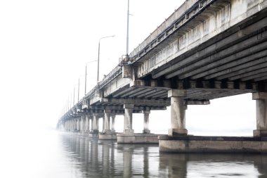 Köprü Dnepr, Ukrayna'da sisli sabahı