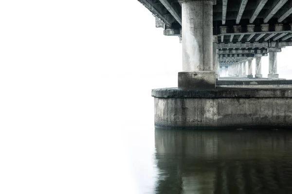 Brücke am nebligen Morgen in dnepr, Ukraine — Stockfoto