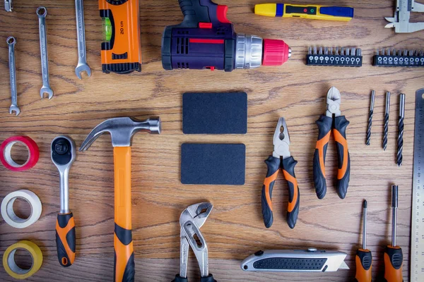 Werkstattset. Werkzeuge auf dem Tisch oder Boden. — Stockfoto