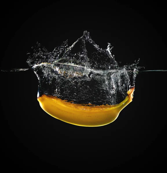 Makro parlak muz su siyah bir arka plan. Stüdyo.