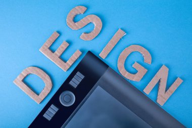 Grafic dijital touch tablet kalemi üzerinde mavi bir arka plan ile. Yüksek çözünürlük.