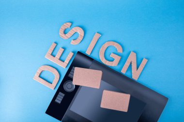 Grafic dijital touch tablet kalemi üzerinde mavi bir arka plan ile. Yüksek çözünürlük.