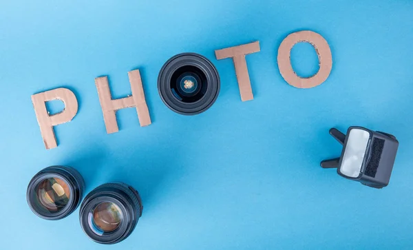 Parola FOTO fatta da lettere di cartone su uno sfondo blu fatto foto dall'alto con lente. Alta definizione . — Foto Stock