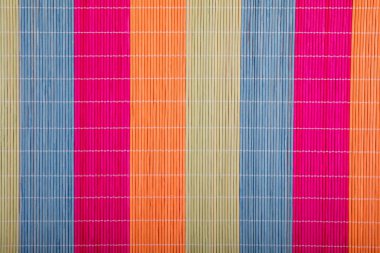 Beyaz arka plan üzerinde farklı renkler bambu kaydırma peçeteler. Hig