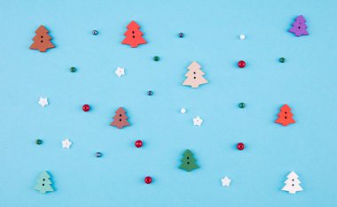 Kırmızı, sarı ve yeşil çam ağacı ve konfeti mavi bir arka plan üzerinde. Yüksek çözünürlüklü fotoğraf.