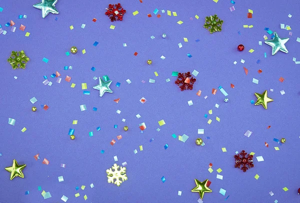 Rode, gele en groene hart en cirkel confetti op een paarse achtergrond. — Stockfoto