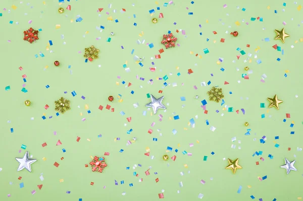 Rode, gele en groene hart en cirkel confetti op een groene achtergrond. — Stockfoto