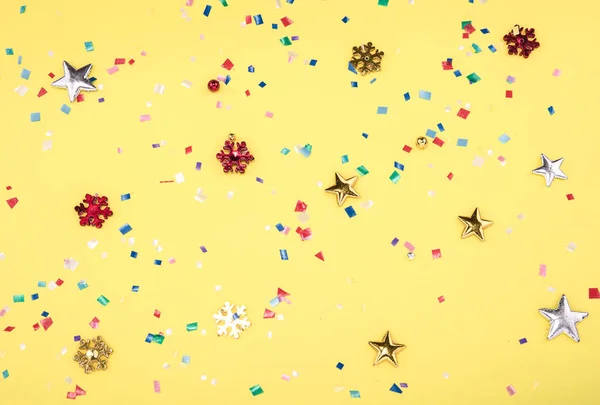 Rode, gele en groene hart en cirkel confetti op een Yelow achtergrond. Hoge resolutie foto. — Stockfoto