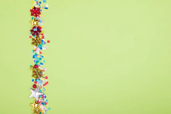 Червоне, жовте і зелене серце і коло конфетті на фоні YELOW. Фотографія з високою роздільною здатністю . — стокове фото