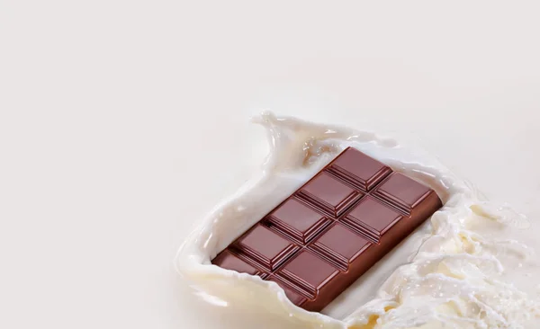 Cioccolato che cade in schizzi di latte. Isolato su bianco. Foto ad alta risoluzione . — Foto Stock