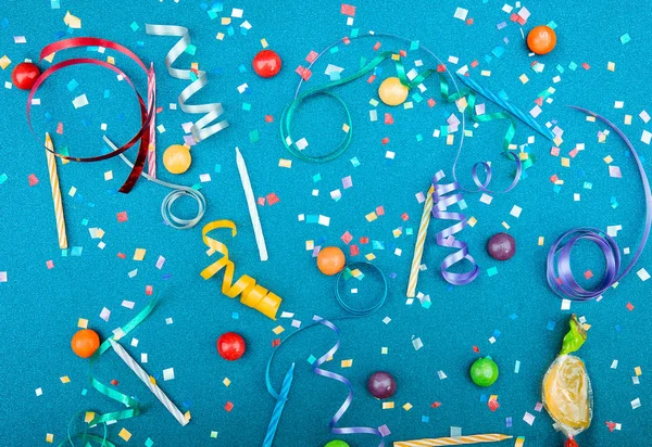 Coloridos atributos de fiesta con serpentinas, confeti y cuernos ove —  Fotos de Stock