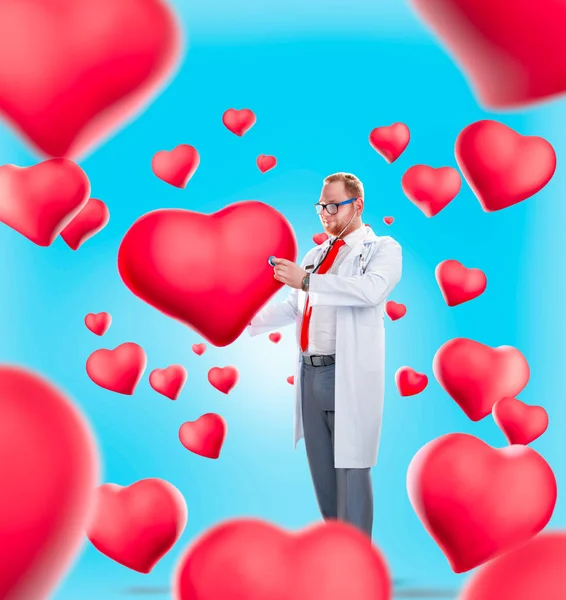 Ο γιατρός για την ημέρα του Αγίου Βαλεντίνου Ακούστε στηθοσκόπιο κόκκινη καρδιά. Φωτογραφία υψηλής ανάλυσης. — Φωτογραφία Αρχείου