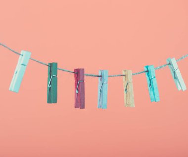 Çiçekler clothesline üzerinde sabitlenmiş. Minimalizm arka plan. Mavi, turuncu, gri arka plan. Yüksek çözünürlüklü fotoğraf.