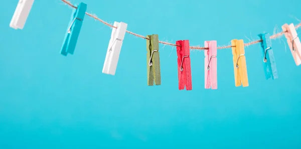 Fleurs épinglées sur corde à linge. Minimalisme de fond. Bleu, orange, fond gris. Photo haute résolution . — Photo