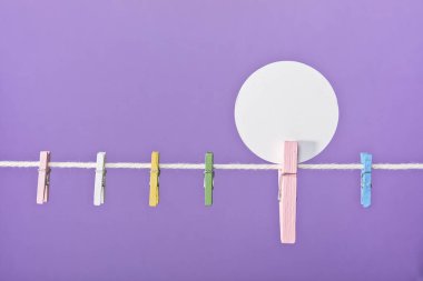 iğne bahar tabela üzerinde çamaşır. HD fotoğraf