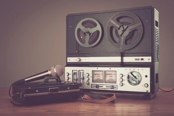 Bobbin tape recorder retro micrphone. HD photo. — Stock Photo, Image