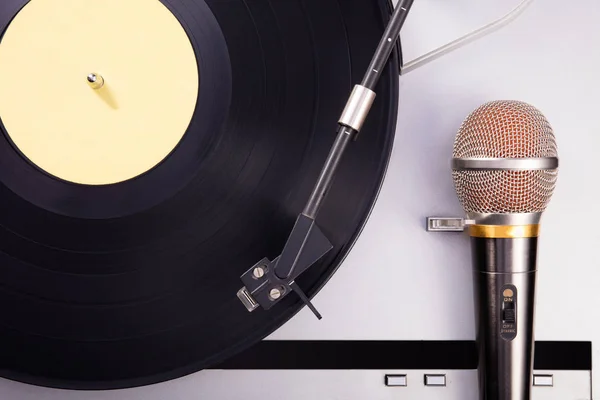 Vinyl-Retro-Handy. Retro-Audio im Studio. — Stockfoto