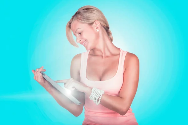 Ler blond kvinna använder elektroniska tablett mot blå bakgrund. Teknik-konceptet. — Stockfoto