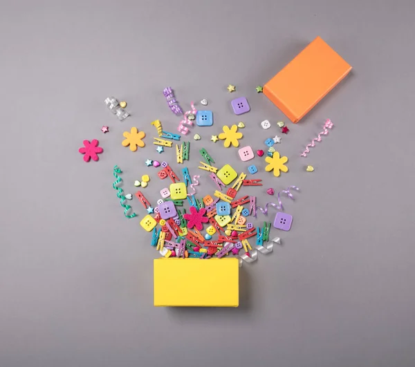 Exploderande firande gul presentbox. Semester-konceptet. — Stockfoto