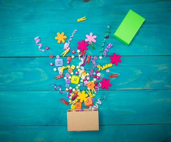 Exploderende viering rode geruite geschenkdoos op een houten achtergrond. Vakantie concept. — Stockfoto