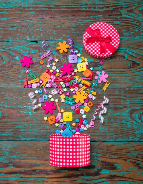 Explosión de la celebración roja caja de regalo a cuadros sobre un fondo de madera. Concepto de vacaciones . —  Fotos de Stock