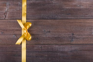 Eski ahşap arka plan güzel b ile fırça içinde mavi plakalar