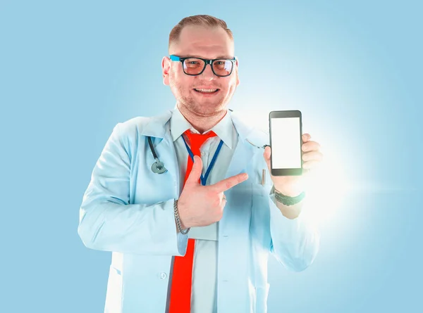 Retrato de joven guapo feliz médico masculino . — Foto de Stock