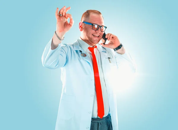 Portret van de jonge knappe gelukkig mannelijke arts. — Stockfoto