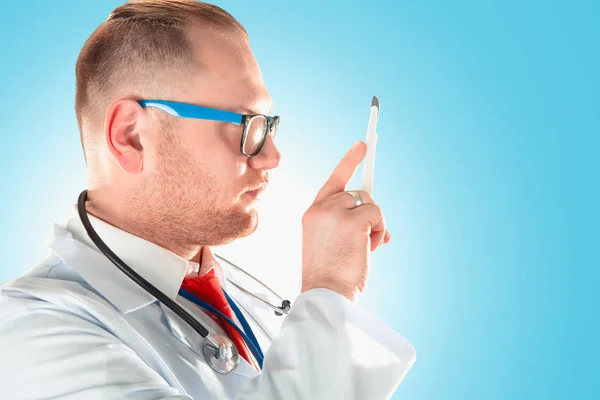 Portrait of young handsome happy male doctor. — Stock Photo, Image