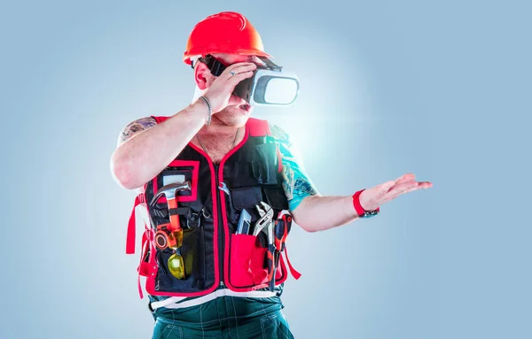 Constructor o ingeniero disfrutando de la realidad virtual a través de gafas vr. Concepto de constructor o tecnologías informáticas . — Foto de Stock