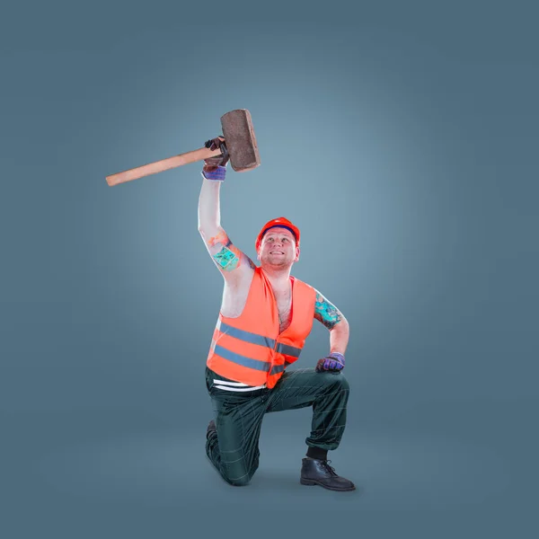 Trabajador de construcción con casco y martillo. Tomando martillo sobre el suyo tenía. Concepto de constructor o edificio . — Foto de Stock